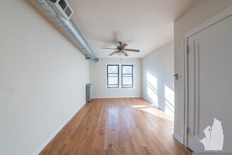 1239 W Henderson St, Unit 1249-1251-3 in Chicago, IL - Foto de edificio - Building Photo