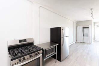 2266 S Kinnickinnic Ave, Unit 2 in Milwaukee, WI - Building Photo - Building Photo