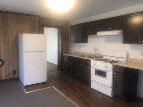 40 Main St, Unit B in Chauncey, OH - Foto de edificio - Building Photo