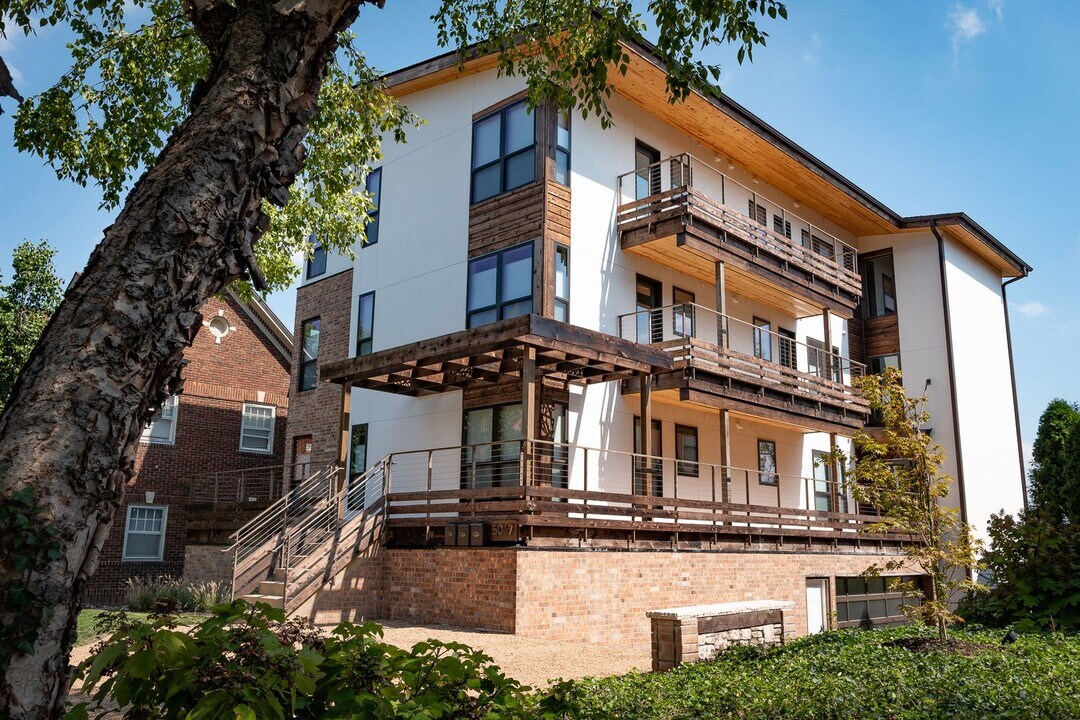 5017 Grand Ave in Kansas City, MO - Building Photo