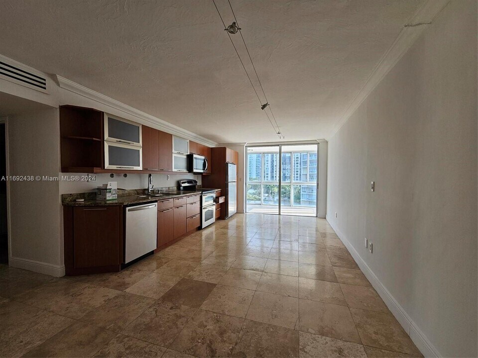 145 SE 25th Rd, Unit 804 in Miami, FL - Building Photo