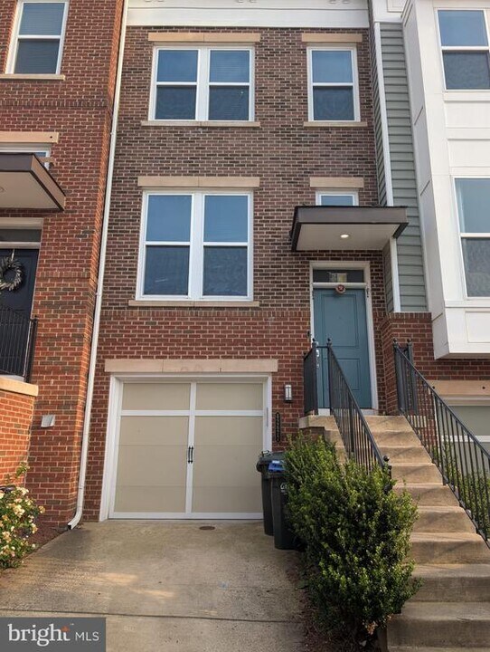 42677 Redeemer Terrace in Ashburn, VA - Building Photo