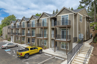 Cedar Square in Portland, OR - Foto de edificio - Building Photo