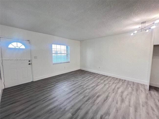 19122 NW 36th Ave in Miami Gardens, FL - Foto de edificio - Building Photo