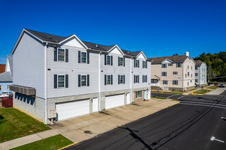 82 Unit Student Portfolio in California, PA - Foto de edificio - Building Photo