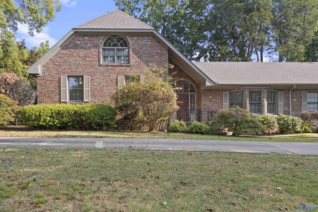 1604 Governors Dr SE in Huntsville, AL - Building Photo