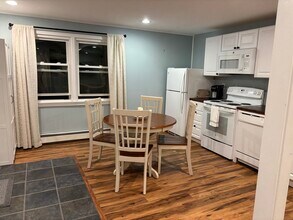 10 Roosevelt Rd in Wakefield, MA - Foto de edificio - Building Photo