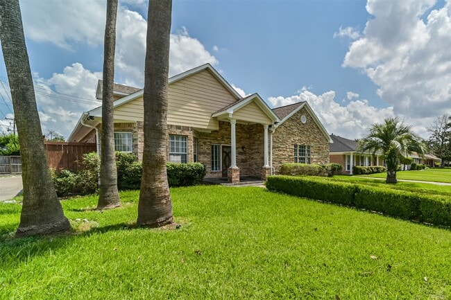 9660 Fairdale Ln in Houston, TX - Building Photo - Building Photo