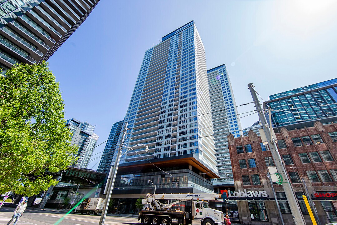 17-4517 Bathurst St in Toronto, ON - Building Photo