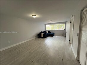 6155 NW 186th St in Hialeah, FL - Foto de edificio - Building Photo