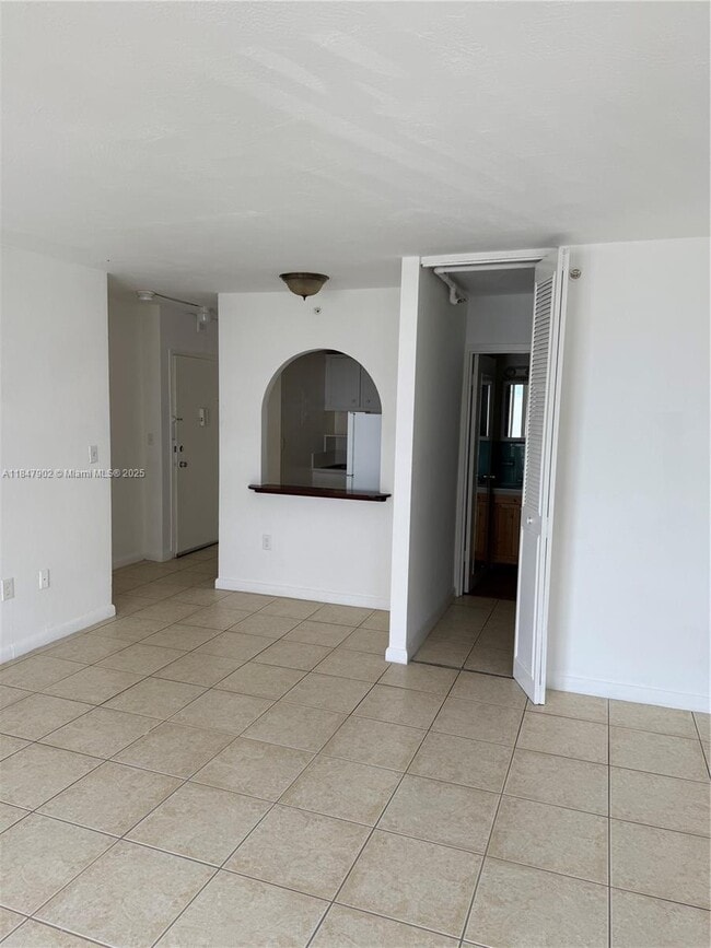 3100 Collins Ave in Miami, FL - Building Photo - Building Photo