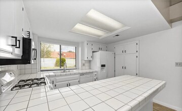 9200 Hoxie Ct in Bakersfield, CA - Building Photo - Building Photo