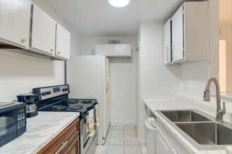 10100 S Gessner Rd in Houston, TX - Building Photo - Building Photo