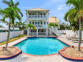 414 140th Ave E in Madeira Beach, FL - Foto de edificio - Building Photo