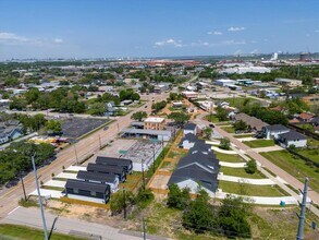 235 S Broadway St in La Porte, TX - Building Photo - Building Photo