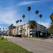 1200 N Shore Dr NE, Unit Shore Crest Condo in St. Petersburg, FL - Building Photo