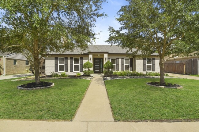 15710 Creekhaven Dr in Houston, TX - Building Photo - Building Photo