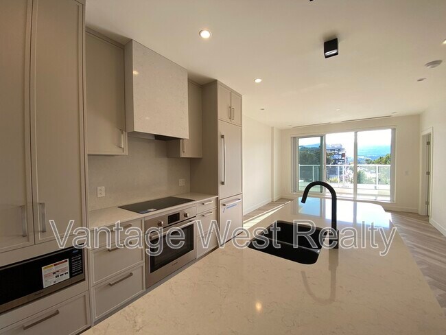 3316-3316 Lakeshore Rd in Kelowna, BC - Building Photo - Building Photo