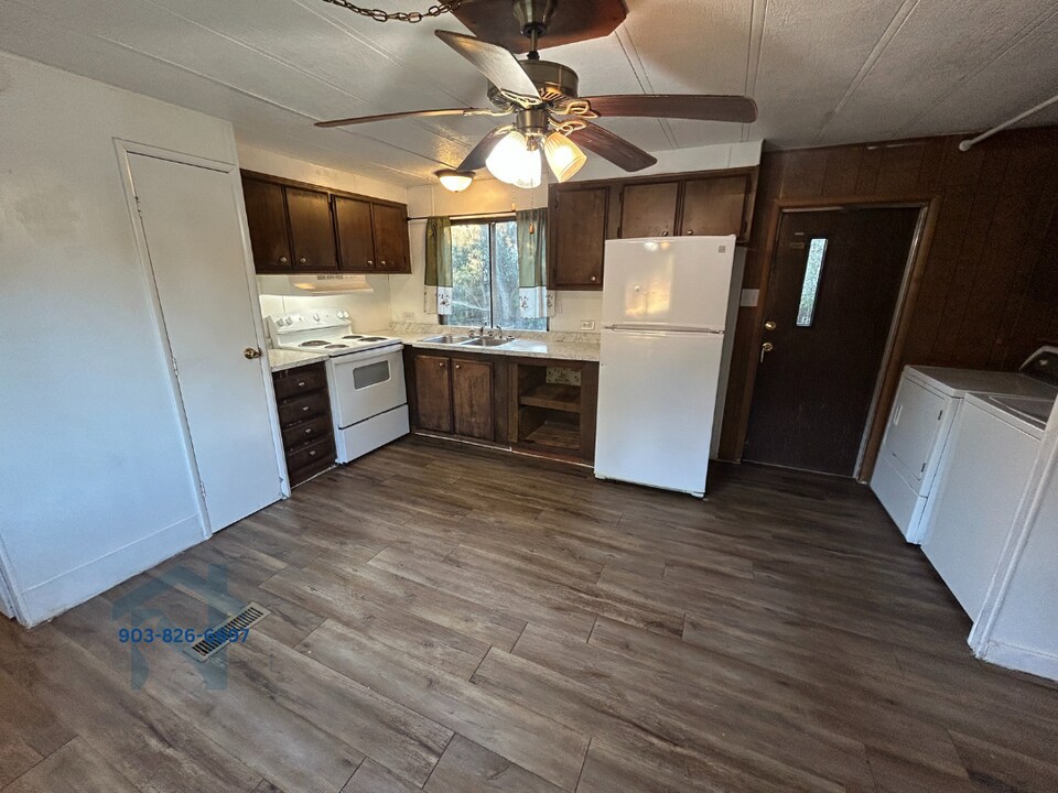 605 W Taylor St in Atlanta, TX - Building Photo