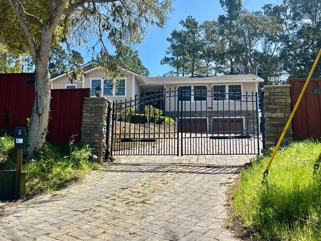 305 1/2 Bishop Ave in Pacific Grove, CA - Building Photo - Building Photo
