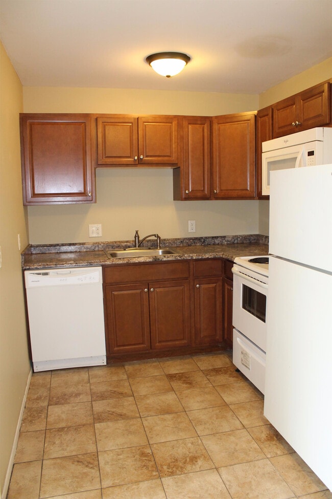 23210 Huron River Dr-Unit -17 - UPG in Rockwood, MI - Building Photo - Building Photo