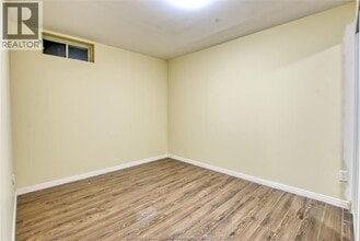 135 WINCLARE Dr in Windsor, ON - Building Photo - Building Photo