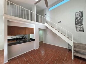 7525 Holly Hill Dr in Dallas, TX - Foto de edificio - Building Photo