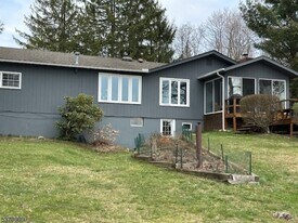 1 Lakeshore Dr W in Highland Lakes, NJ - Building Photo