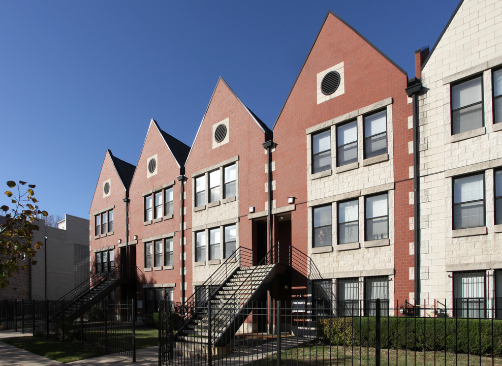 722-726 E Bowen Ave in Chicago, IL - Building Photo