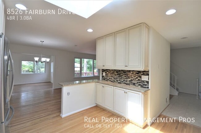 8526 Fairburn Dr in Springfield, VA - Building Photo - Building Photo