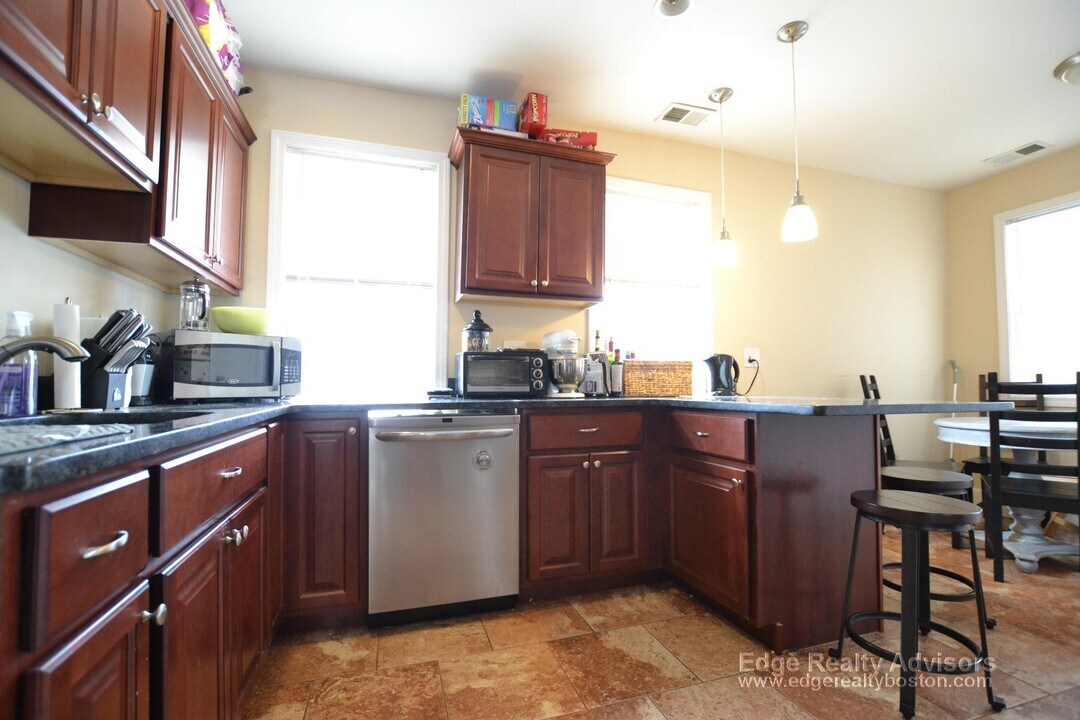 131 Nottinghill Rd, Unit 1 in Boston, MA - Building Photo