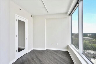 3338 Peachtree Rd NE in Atlanta, GA - Foto de edificio - Building Photo