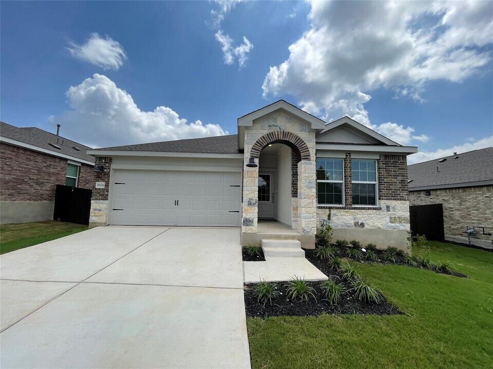 1604 Chapel Rnch Rd in Georgetown, TX - Building Photo