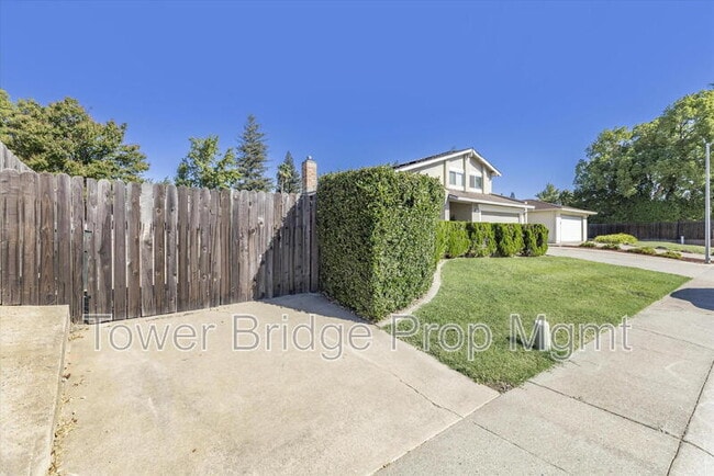 5817 Esrig Way in Sacramento, CA - Building Photo - Building Photo