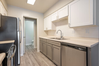 Chelsea Village Apartments in Albuquerque, NM - Building Photo - Building Photo