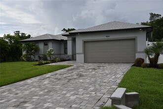 4666 Villa Capri Ln in Bonita Springs, FL - Building Photo - Building Photo
