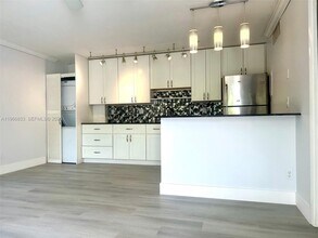 645 Executive Center Dr in West Palm Beach, FL - Building Photo - Building Photo