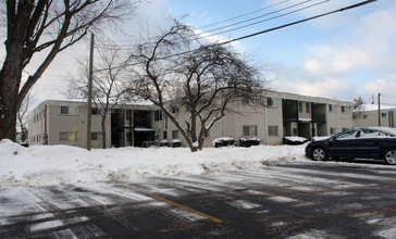 Country Apartments in Farmington, MI - Building Photo - Building Photo