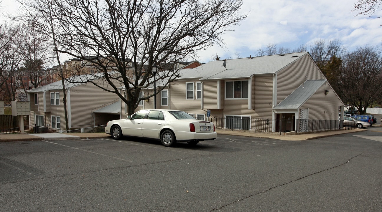 Tysons Landing Apartments in McLean, VA - Building Photo