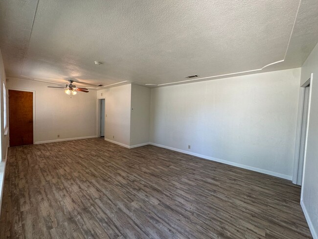 2426 E Dayton Ave in Fresno, CA - Building Photo - Building Photo