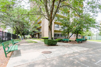 Village Center in Detroit, MI - Foto de edificio - Building Photo