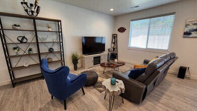 374 Bedrock Loop in West Richland, WA - Building Photo - Building Photo