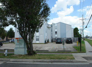 2201 Houma Blvd in Metairie, LA - Building Photo - Building Photo