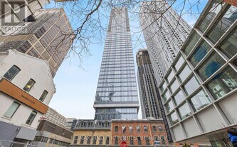 8 Cumberland St in Toronto, ON - Building Photo