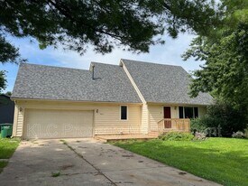 9613 Dennis Dr in Urbandale, IA - Building Photo