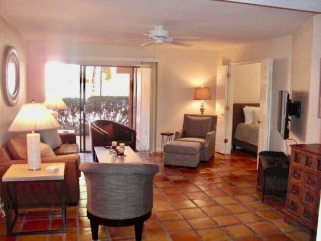 4303 E Cactus Rd, Unit 117B in Phoenix, AZ - Foto de edificio