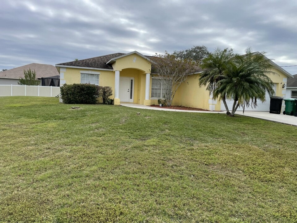 1532 SW Neponset Rd in Port St. Lucie, FL - Building Photo