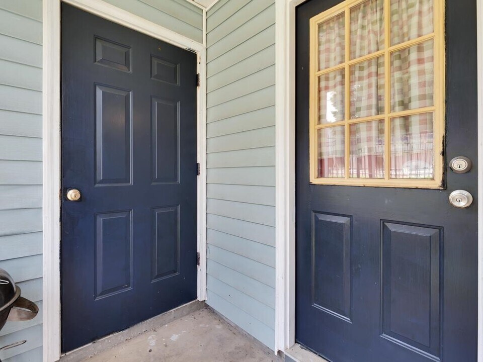 2221 Timberwood Cir N in Tallahassee, FL - Building Photo