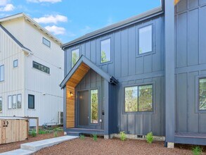 6255 SE 49th Ave in Portland, OR - Building Photo - Building Photo