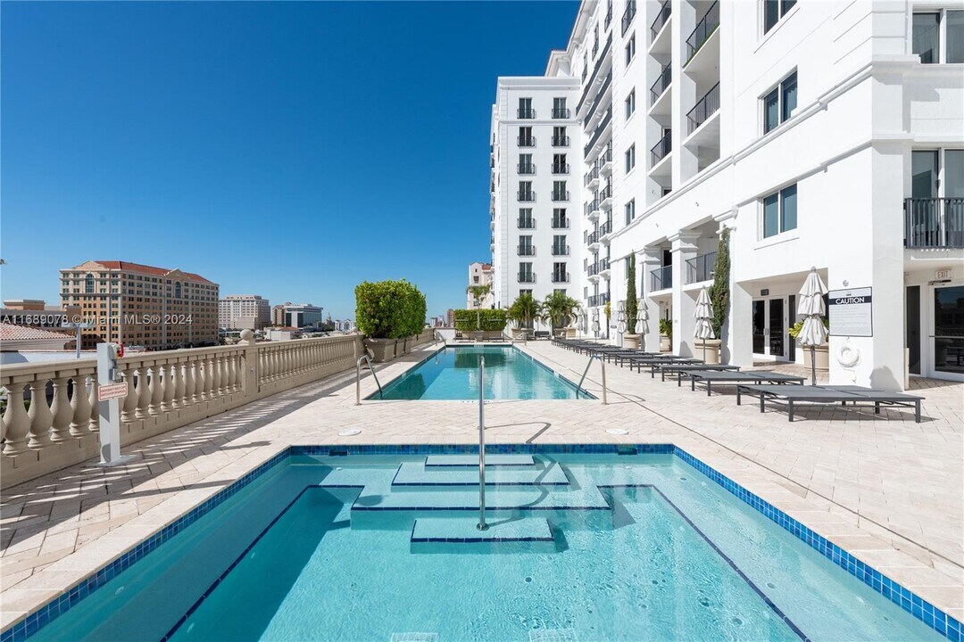 10 Aragon Ave, Unit 1513 in Coral Gables, FL - Building Photo